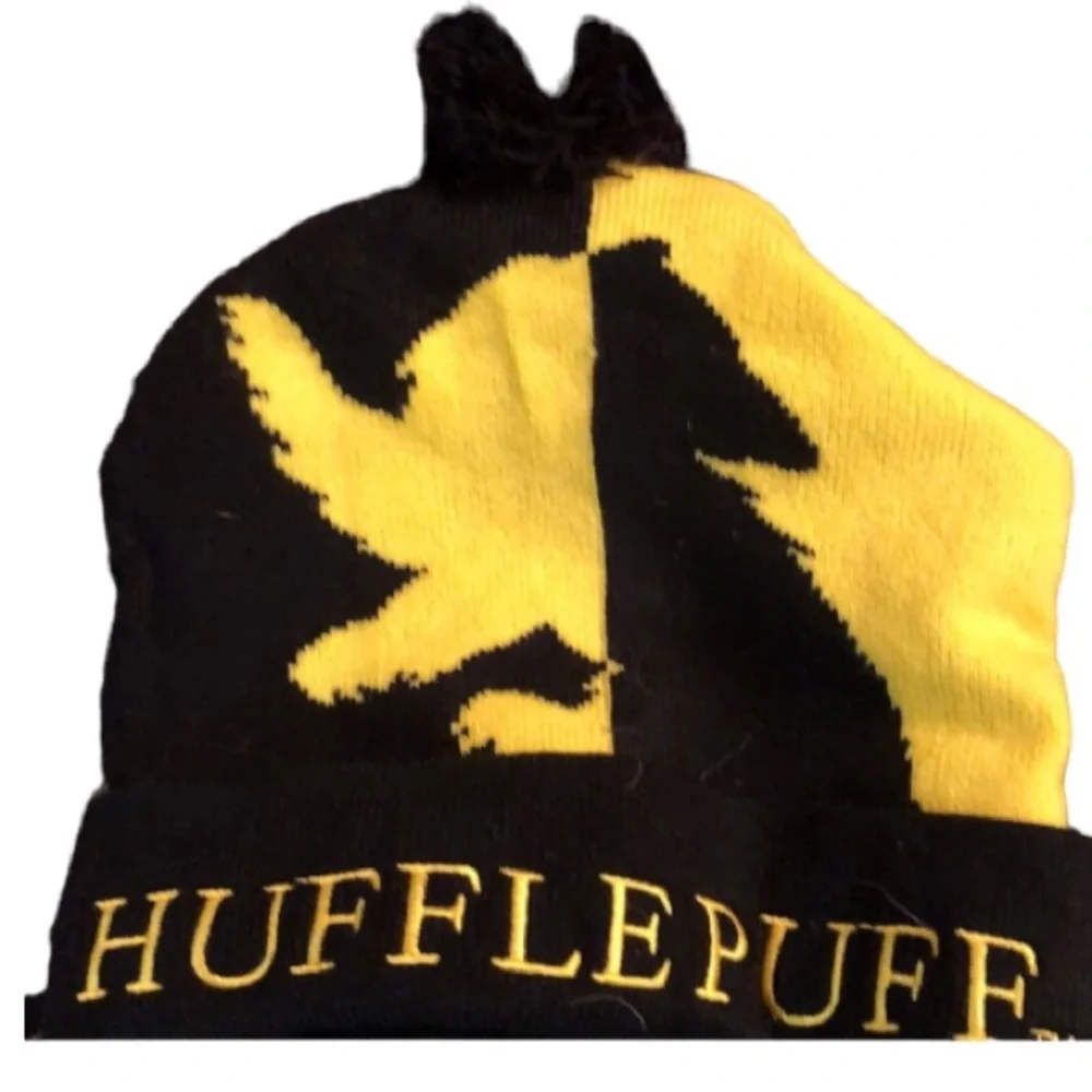 Harry Potter Hufflepuffer Navy & Yellow knit hat w/ pom pom NWOT
